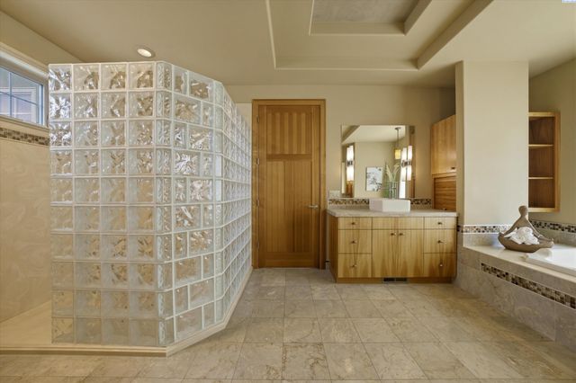 4604 Shoreline Court, Pasco, WA 99301