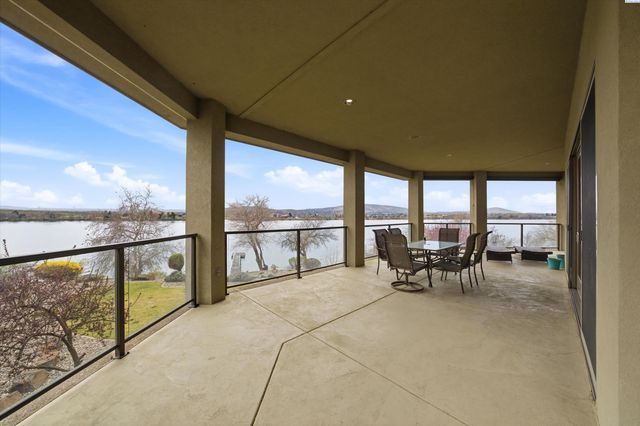 4604 Shoreline Court, Pasco, WA 99301