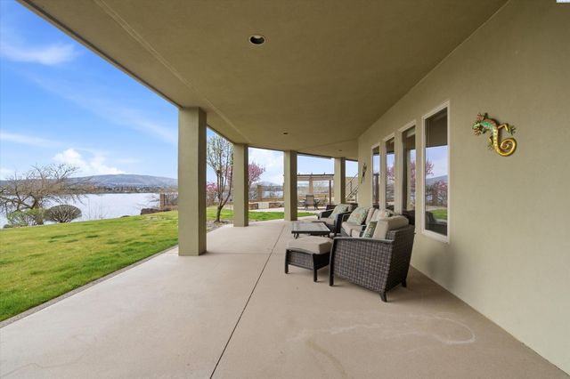 4604 Shoreline Court, Pasco, WA 99301