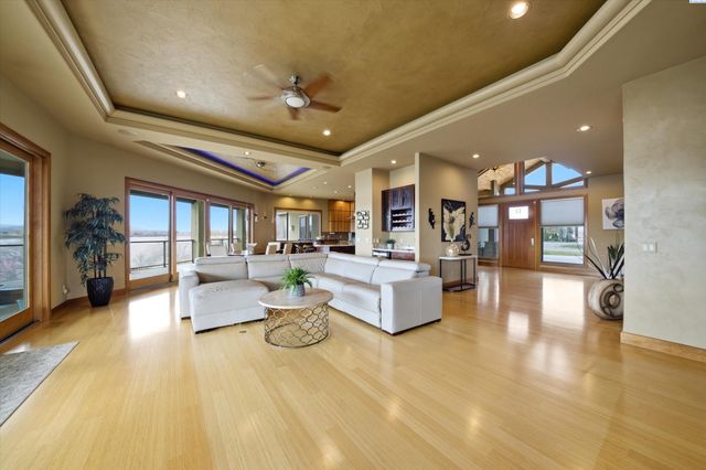 4604 Shoreline Court, Pasco, WA 99301