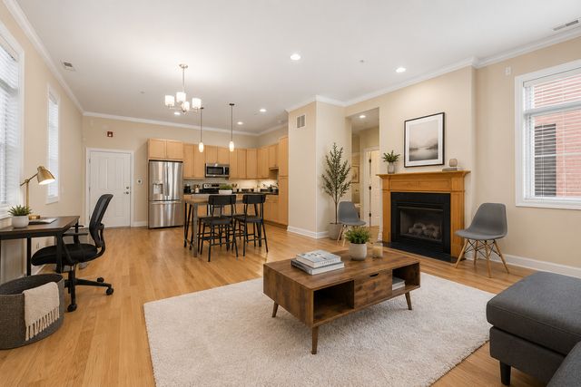 819 Foster Street 1S, Evanston, IL 60201