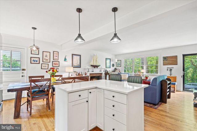 809 E TIMBER BRANCH PKWY, Alexandria, VA 22302