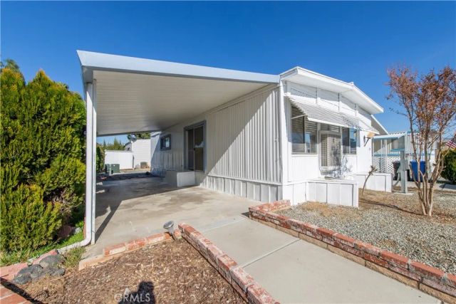 725 W THORNTON West 25, Hemet, CA 92543