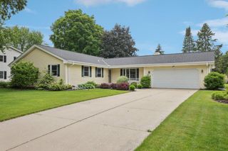 W220N2789 Maplewood LANE, Waukesha, WI 53186
