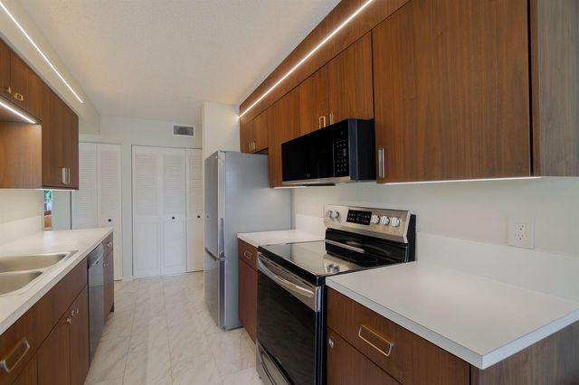 102 Half Moon Circle G2, Hypoluxo, FL 33462
