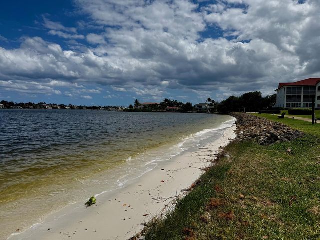 102 Half Moon Circle G2, Hypoluxo, FL 33462