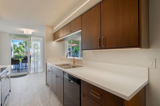 102 Half Moon Circle G2, Hypoluxo, FL 33462