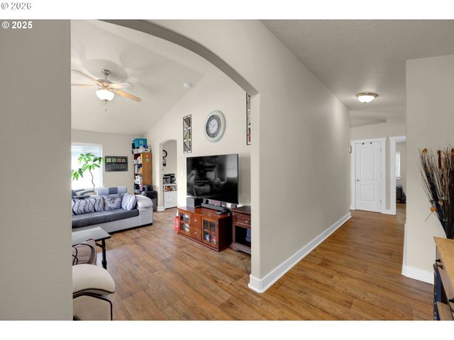 25246 CORKY Ln, Veneta, OR 97487