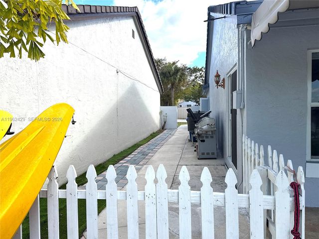 19230 NW 87th Pl, Hialeah, FL 33018