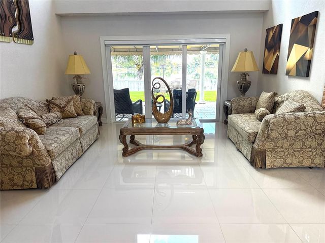 19230 NW 87th Pl, Hialeah, FL 33018