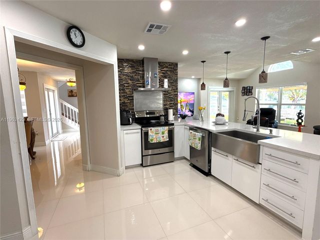 19230 NW 87th Pl, Hialeah, FL 33018