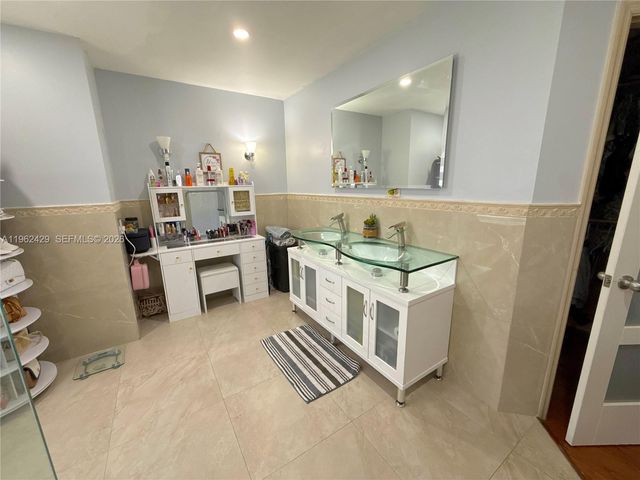 19230 NW 87th Pl, Hialeah, FL 33018