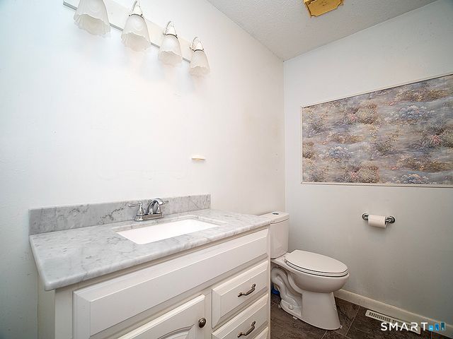 19 Hampton Park 19, Branford, CT 06405