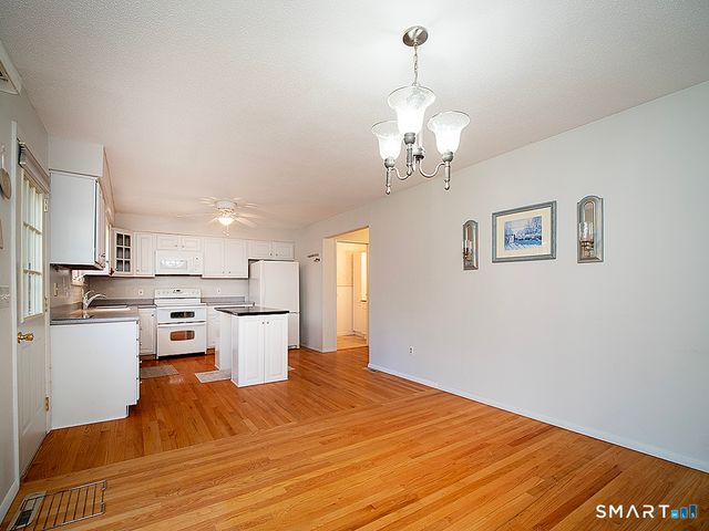 19 Hampton Park 19, Branford, CT 06405