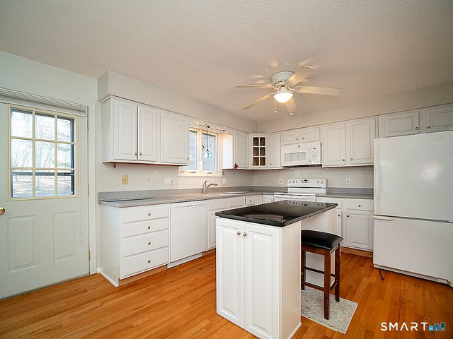 19 Hampton Park 19, Branford, CT 06405