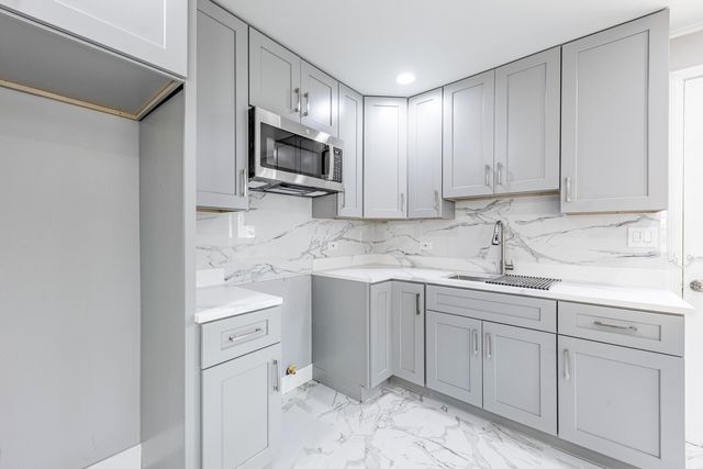 4677 W 84th Place, Chicago, IL 60652