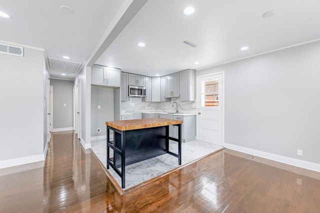 4677 W 84th Place, Chicago, IL 60652