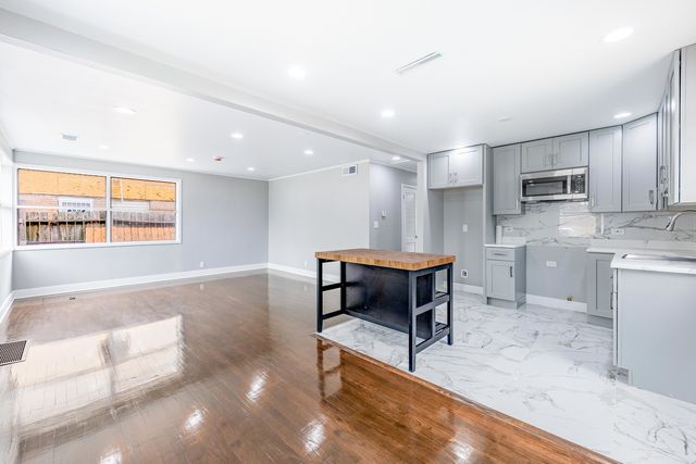 4677 W 84th Place, Chicago, IL 60652