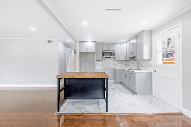 4677 W 84th Place, Chicago, IL 60652