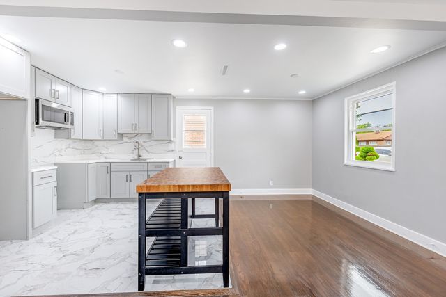 4677 W 84th Place, Chicago, IL 60652