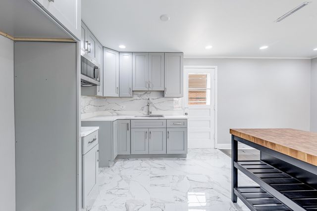 4677 W 84th Place, Chicago, IL 60652