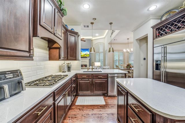 18 Windsor Court, Houston, TX 77055