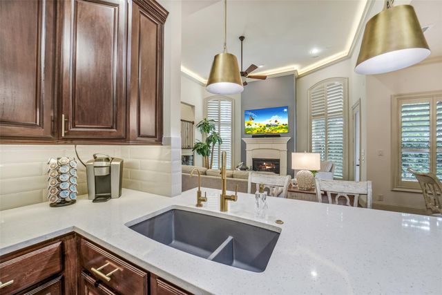 18 Windsor Court, Houston, TX 77055