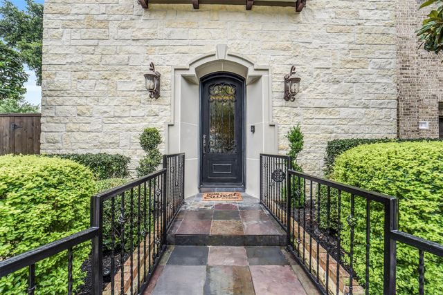 18 Windsor Court, Houston, TX 77055