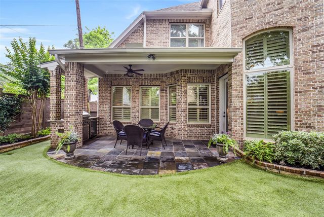 18 Windsor Court, Houston, TX 77055