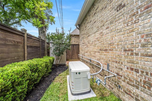 18 Windsor Court, Houston, TX 77055