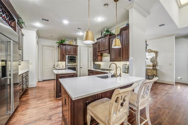 18 Windsor Court, Houston, TX 77055