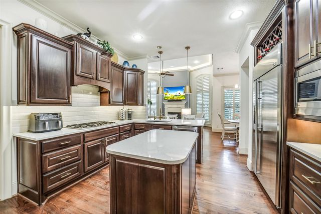 18 Windsor Court, Houston, TX 77055