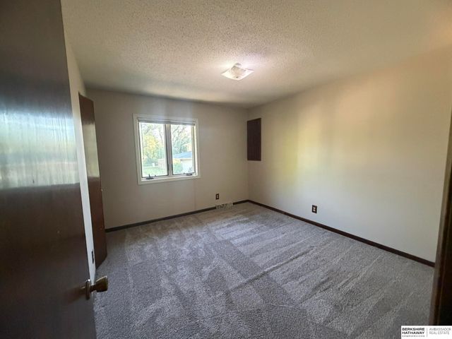 14421 Weir Plaza, Omaha, NE 68137