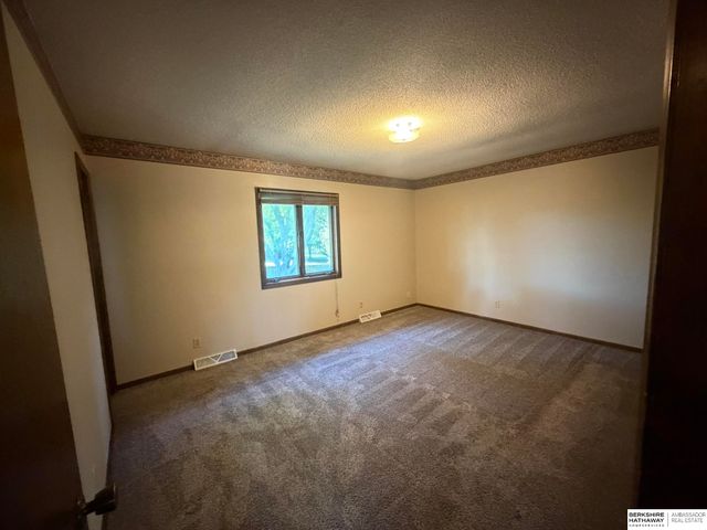 14421 Weir Plaza, Omaha, NE 68137