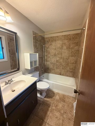 14421 Weir Plaza, Omaha, NE 68137