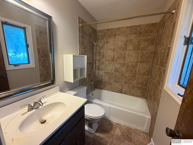 14421 Weir Plaza, Omaha, NE 68137