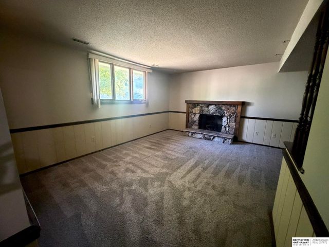 14421 Weir Plaza, Omaha, NE 68137