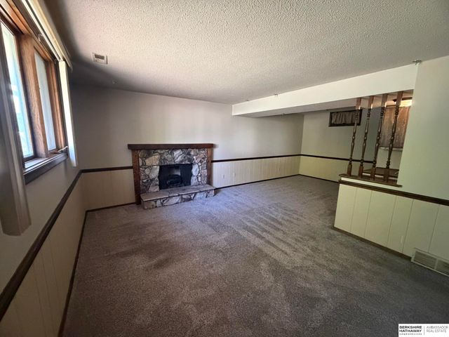 14421 Weir Plaza, Omaha, NE 68137