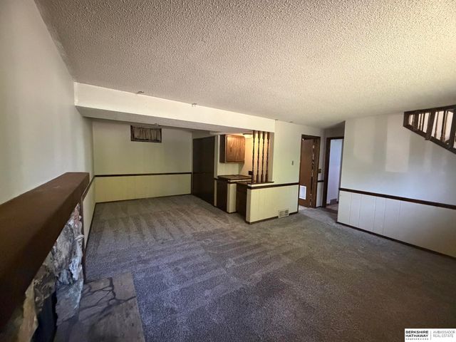 14421 Weir Plaza, Omaha, NE 68137
