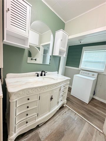 515 E Correll, El Campo, TX 77437