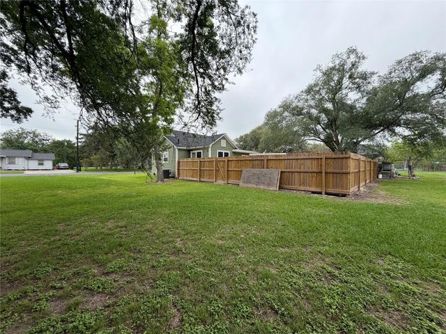 515 E Correll, El Campo, TX 77437