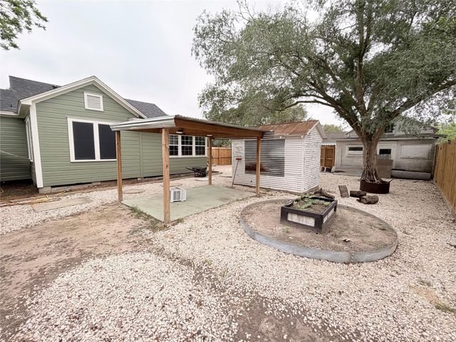 515 E Correll, El Campo, TX 77437