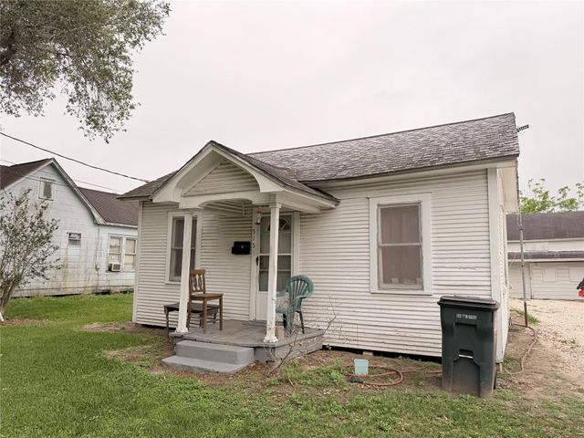 515 E Correll, El Campo, TX 77437