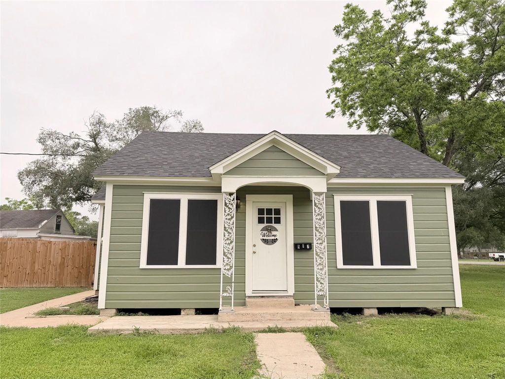 515 E Correll, El Campo, TX 77437