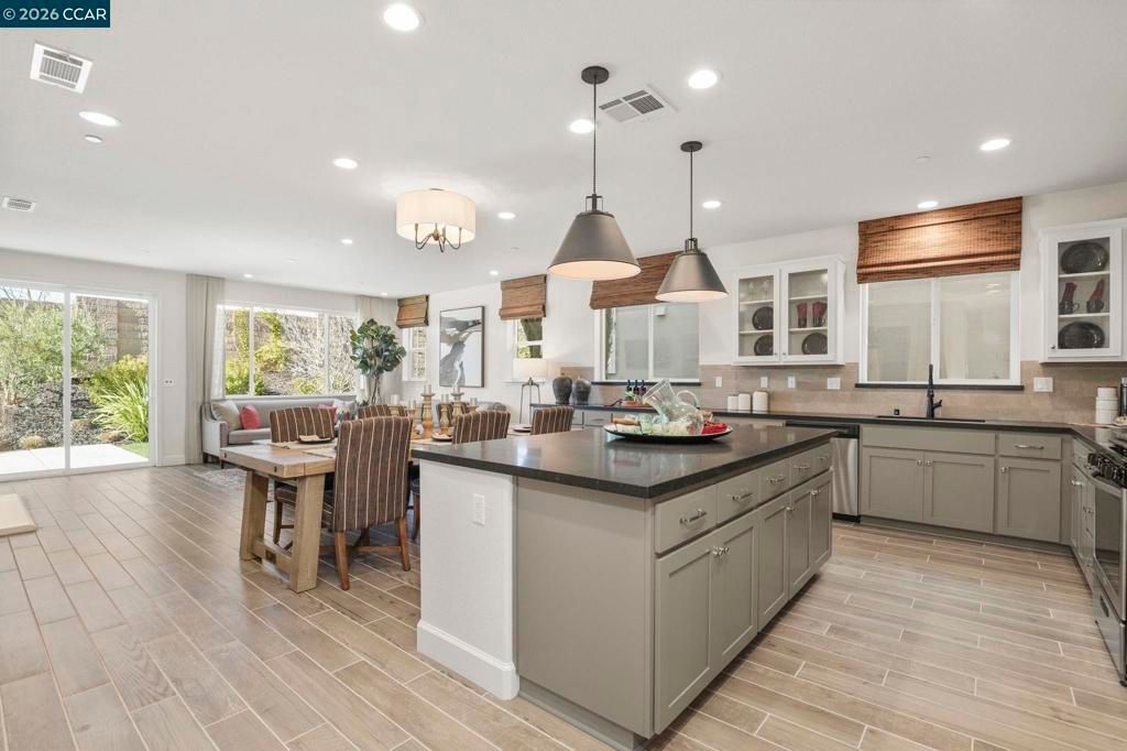 Image 3 of property listing at 511 Yarrow Street, Fairfield, CA 94534