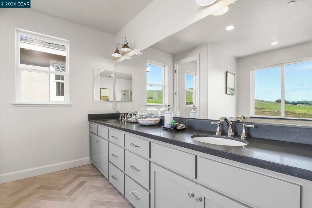 Image 5 of property listing at 511 Yarrow Street, Fairfield, CA 94534