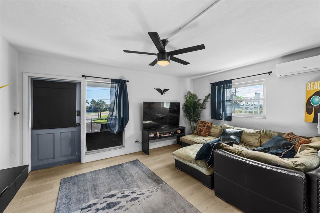 Image 12 of property listing at 11430 3RD STREET E, Treasure Island, FL 33706