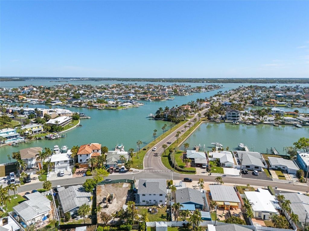 Image 4 of property listing at 11430 3RD STREET E, Treasure Island, FL 33706