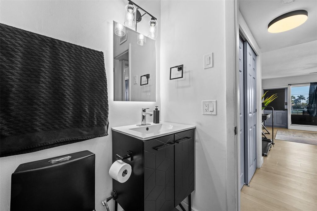 Image 10 of property listing at 11430 3RD STREET E, Treasure Island, FL 33706