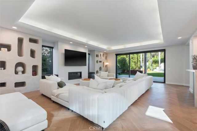 17437 Oak Creek Court, Encino, CA 91316